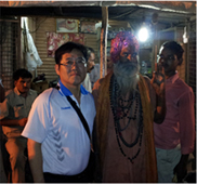 짜이 가게 앞에서현지인과 함께찍은 사진