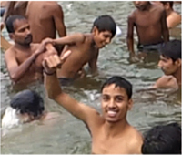 아침일찍 강에서 목욕하는 사람들 사진