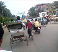 사람, 자동차, 릭샤, 오토바이, 동물들이 공존하는 인도 바라나시 거리 첫번째 사진