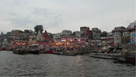 보트에서 바라본 한두교 의식 아르띠 뿌자관경 사진