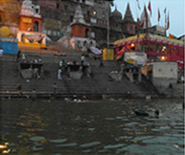 인도인들에게 부와 건강 모든 것을 주는어머니 갠지스강!! 강에서 목욕하는 사람들 사진